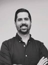 Retrato en blanco y negro de Max Terán, fundador de be.